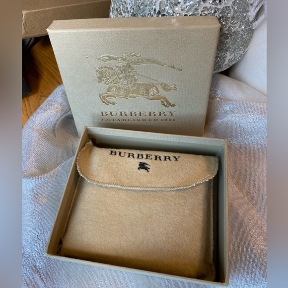 BURBERRY Golden Embossed Gift Box(Empty)5.5”x4.5”x 2”deep🎁Excellent Condition🔥 - Picture 2 of 7